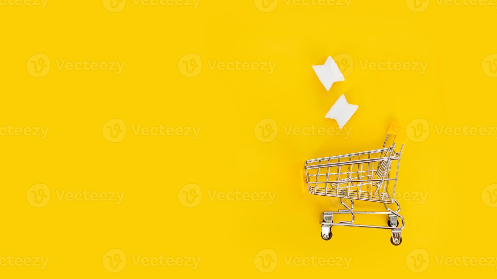 witte siliconen vingerscheider en winkelwagen op geel foto