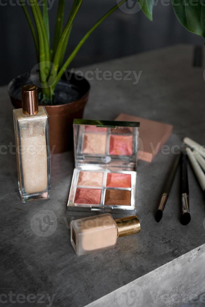 make-up producten voor huidskleur. foundation, oogschaduw foto