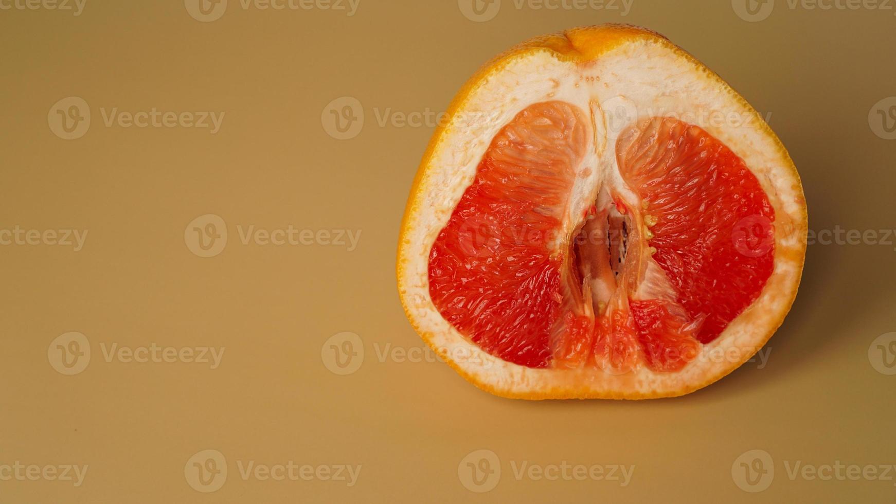 de helft van grapefruit op een gouden achtergrond. voedsel achtergrond. foto