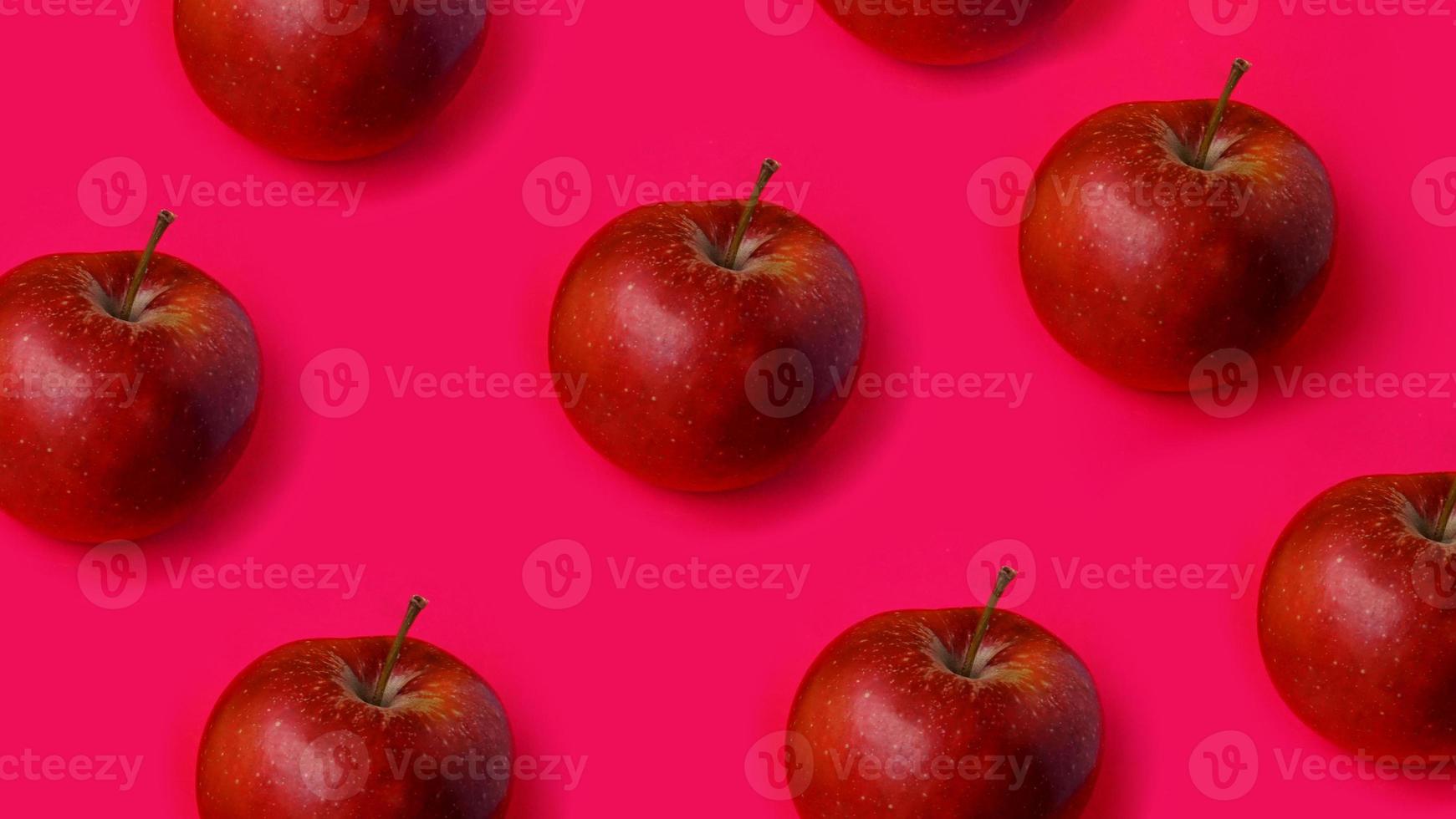 rode appelrijen op roze achtergrond foto