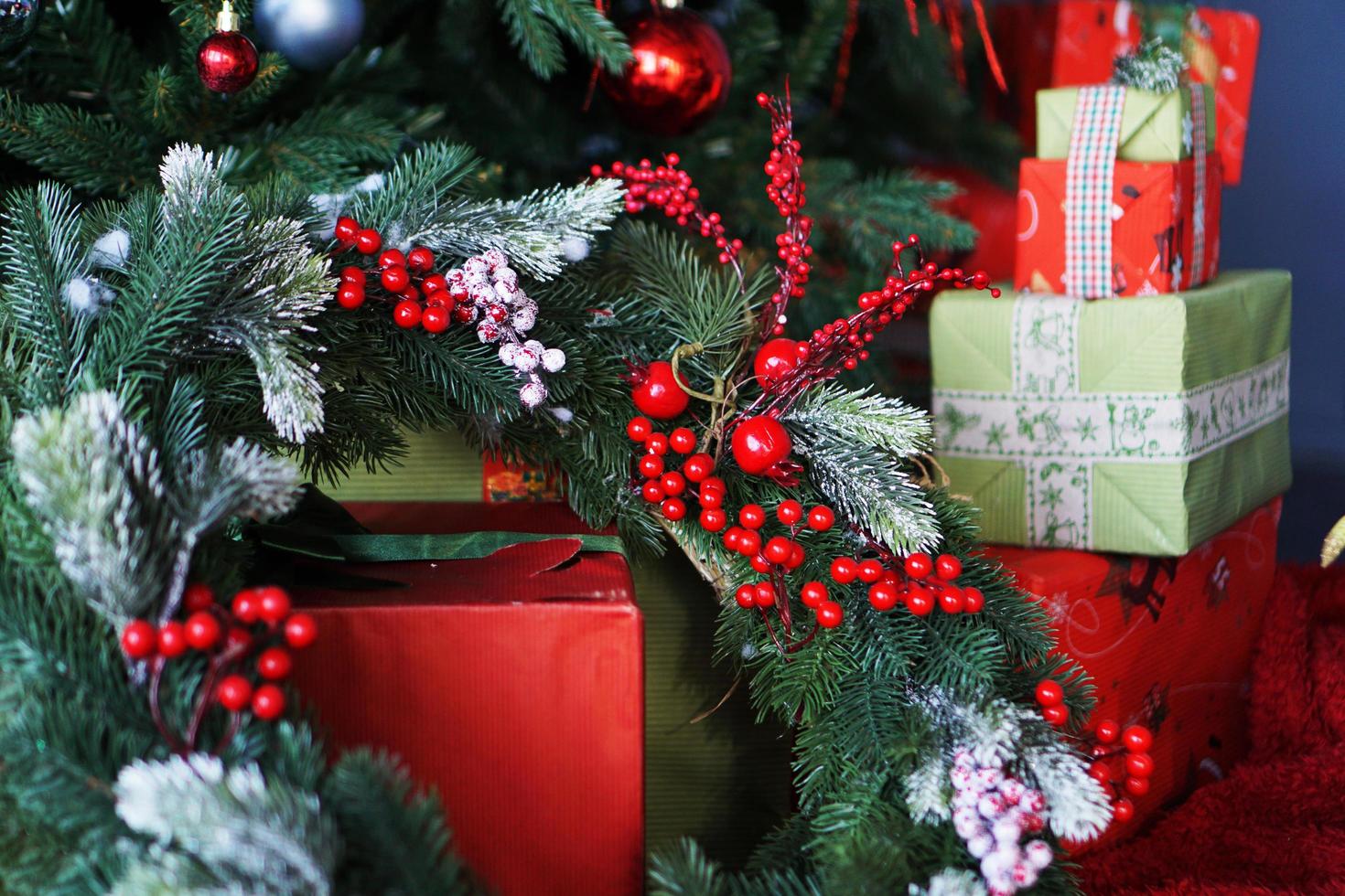 kerstversiering, kerstboom met gekleurde ballen foto