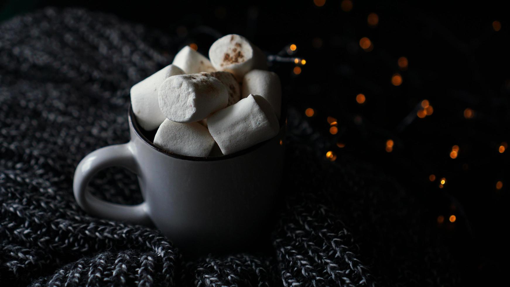 warme chocolademelk met marshmallow in een witte keramische mok foto