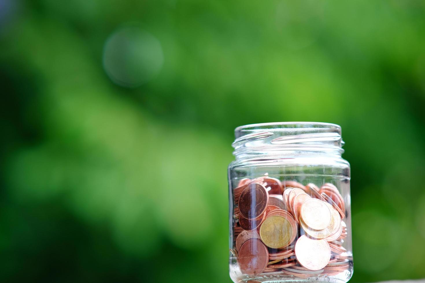 close-up munten op tafel, geld besparen voor financiële boekhouding foto