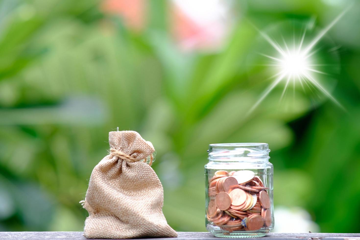 close-up munten op tafel, geld besparen voor financiële boekhouding foto