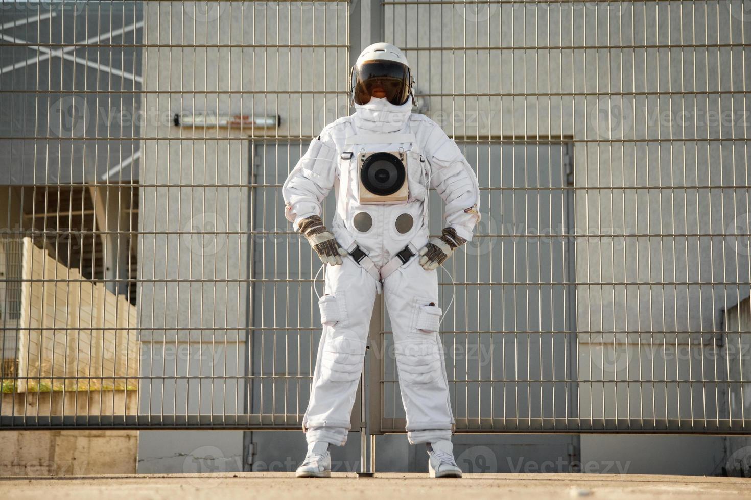 astronaut op futuristische stadsachtergrond, glimp van toekomst foto