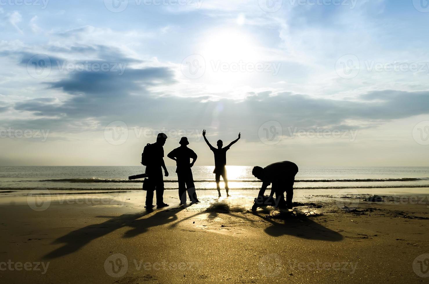 silhouet van vissers op het strand foto