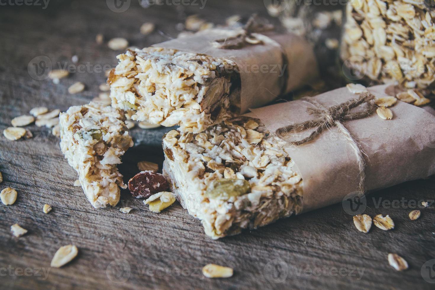 huisgemaakte granola met notenmix op houten plank foto