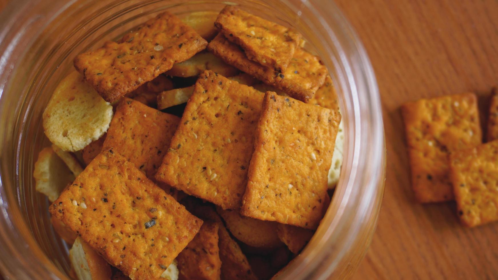 tarwecracker in een glazen pot op houten tafel. foto