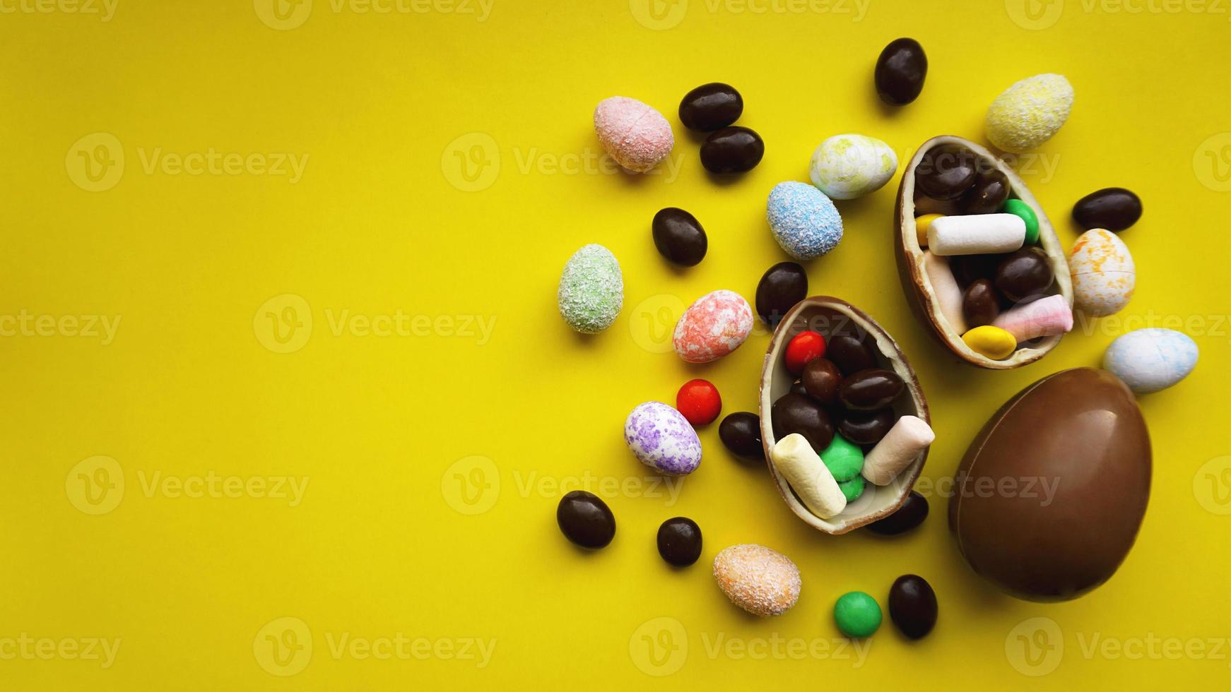 heerlijke chocolade paaseieren, snoep op gele achtergrond foto