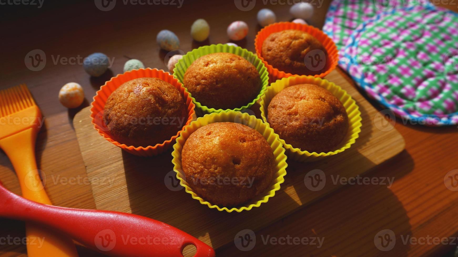 minicakes versierd met eieren, paasdessert foto