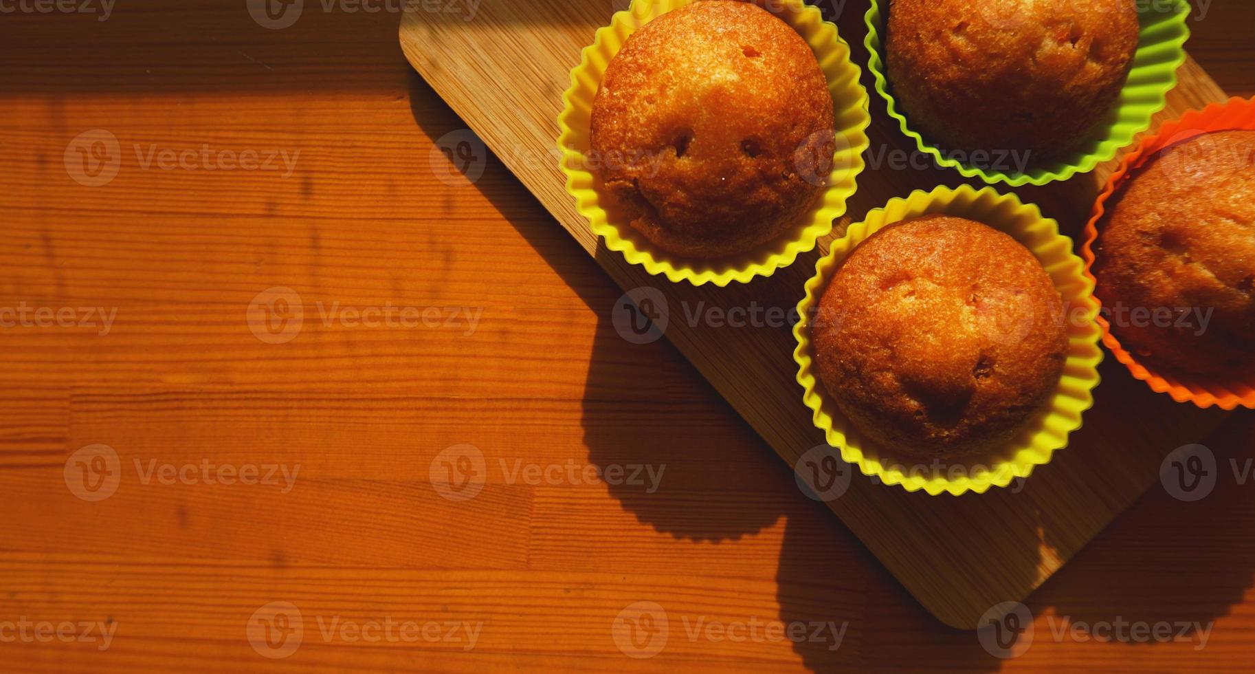 eenvoudige mini muffins in kleurrijke siliconen bakvormen. vrije ruimte. detailopname foto