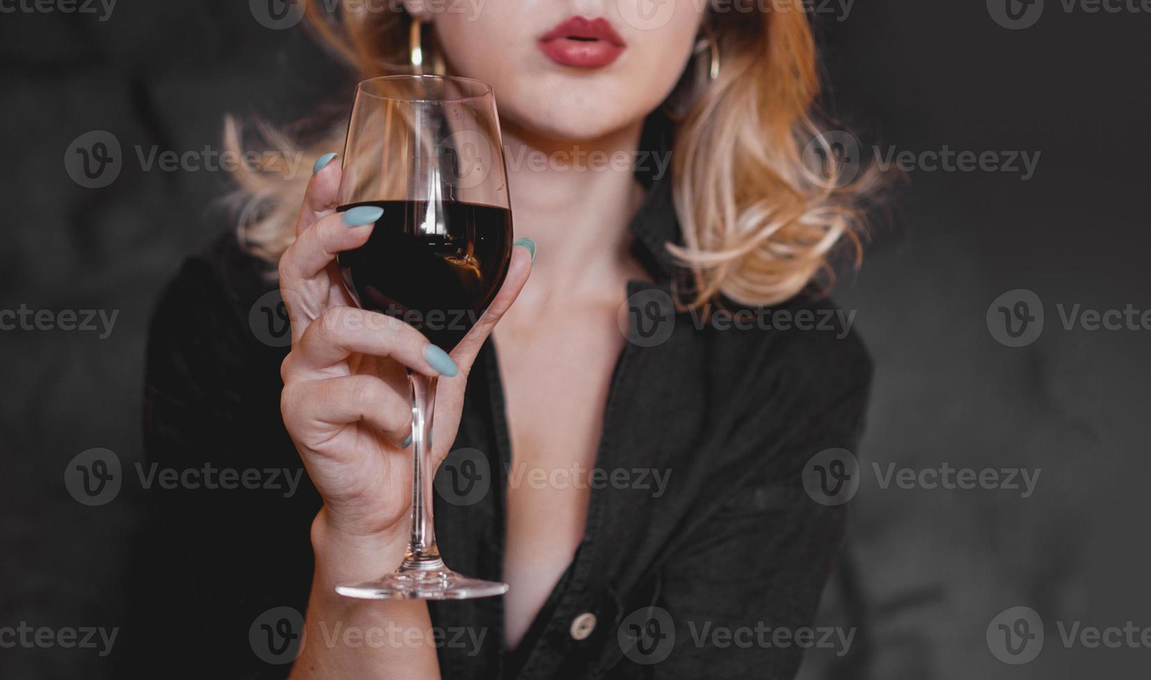 mooie vrouw met glas wijn - selectieve aandacht foto