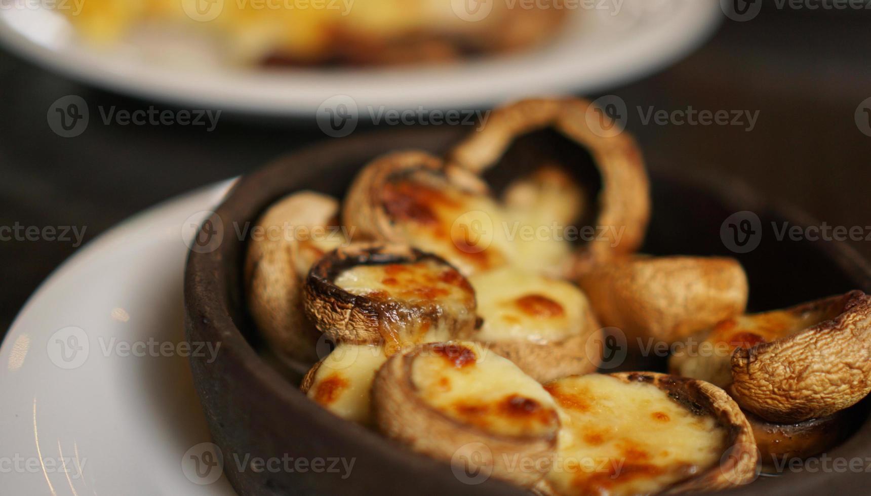 soko-paddenstoelen met suluguni-kaas, traditioneel Georgisch eten foto