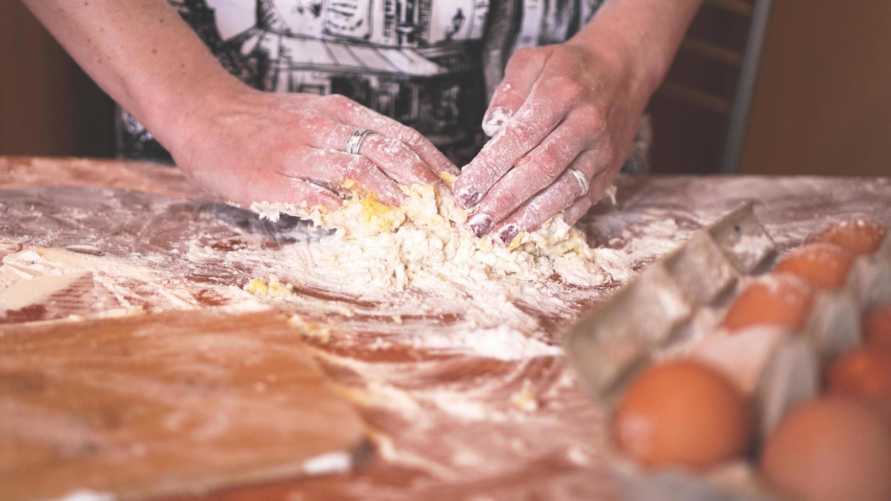 koken en thuis concept - close-up van vrouwelijke hand foto