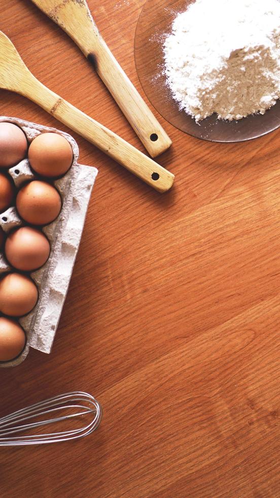 ingrediënten en gebruiksvoorwerpen voor het bakken op een pastelachtergrond, bovenaanzicht. foto