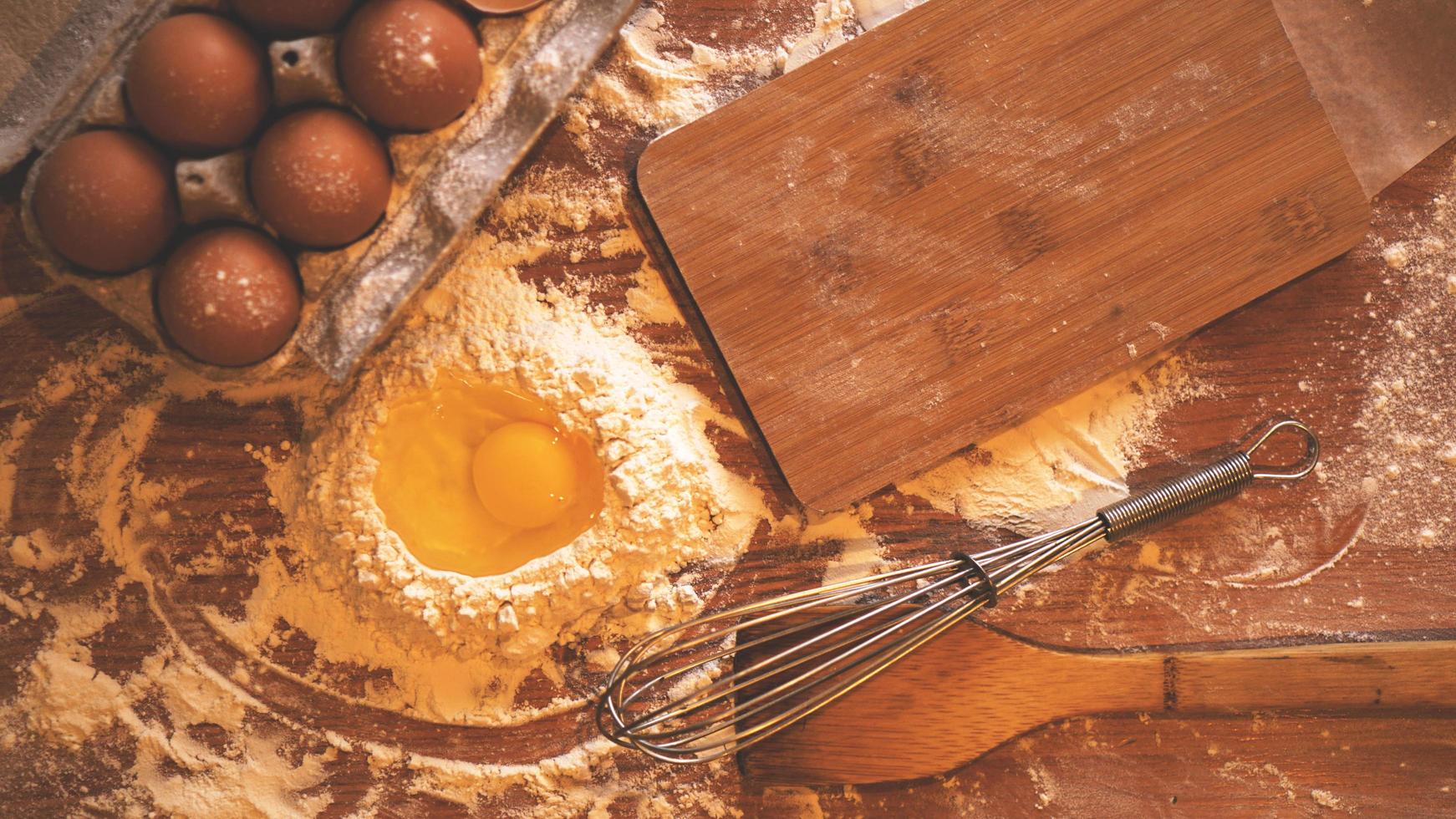 ingrediënten en gebruiksvoorwerpen voor het bakken op een pastelachtergrond, bovenaanzicht. foto