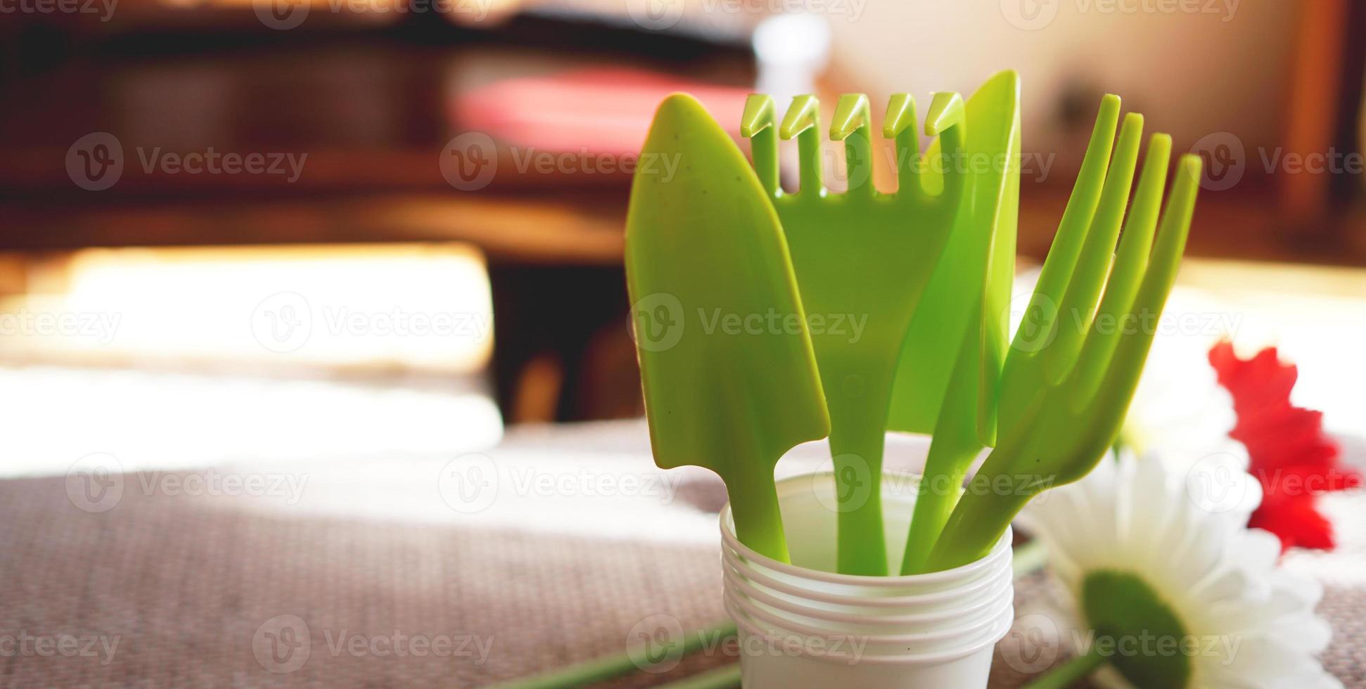 tuinieren achtergrond. tuingereedschap en bloemen foto