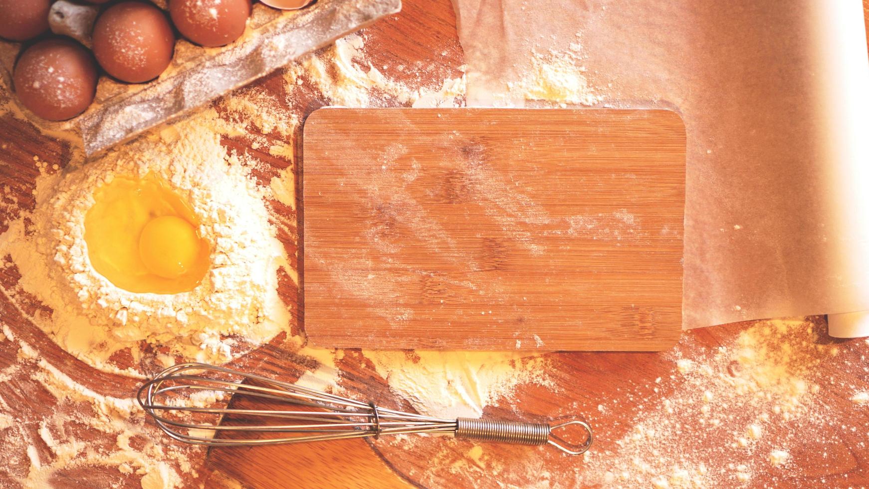 ingrediënten en gebruiksvoorwerpen voor het bakken op een pastelachtergrond, bovenaanzicht. foto