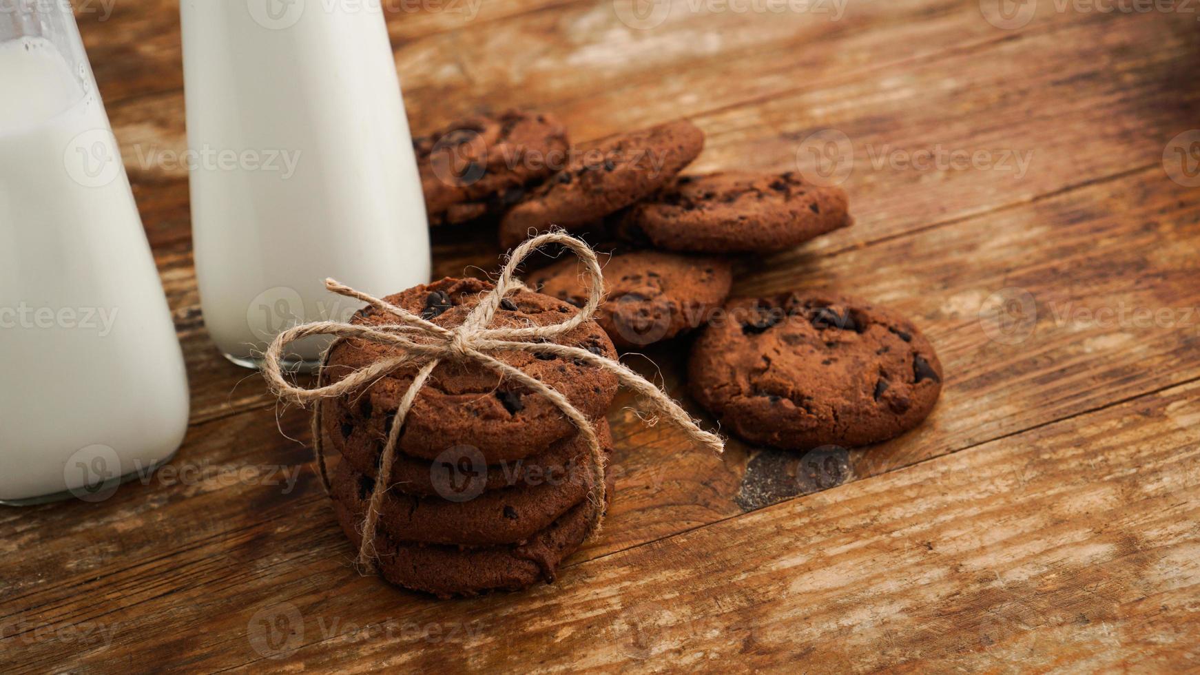 chocoladekoekje met melk op houten tafel. zelfgemaakte koekjes. foto