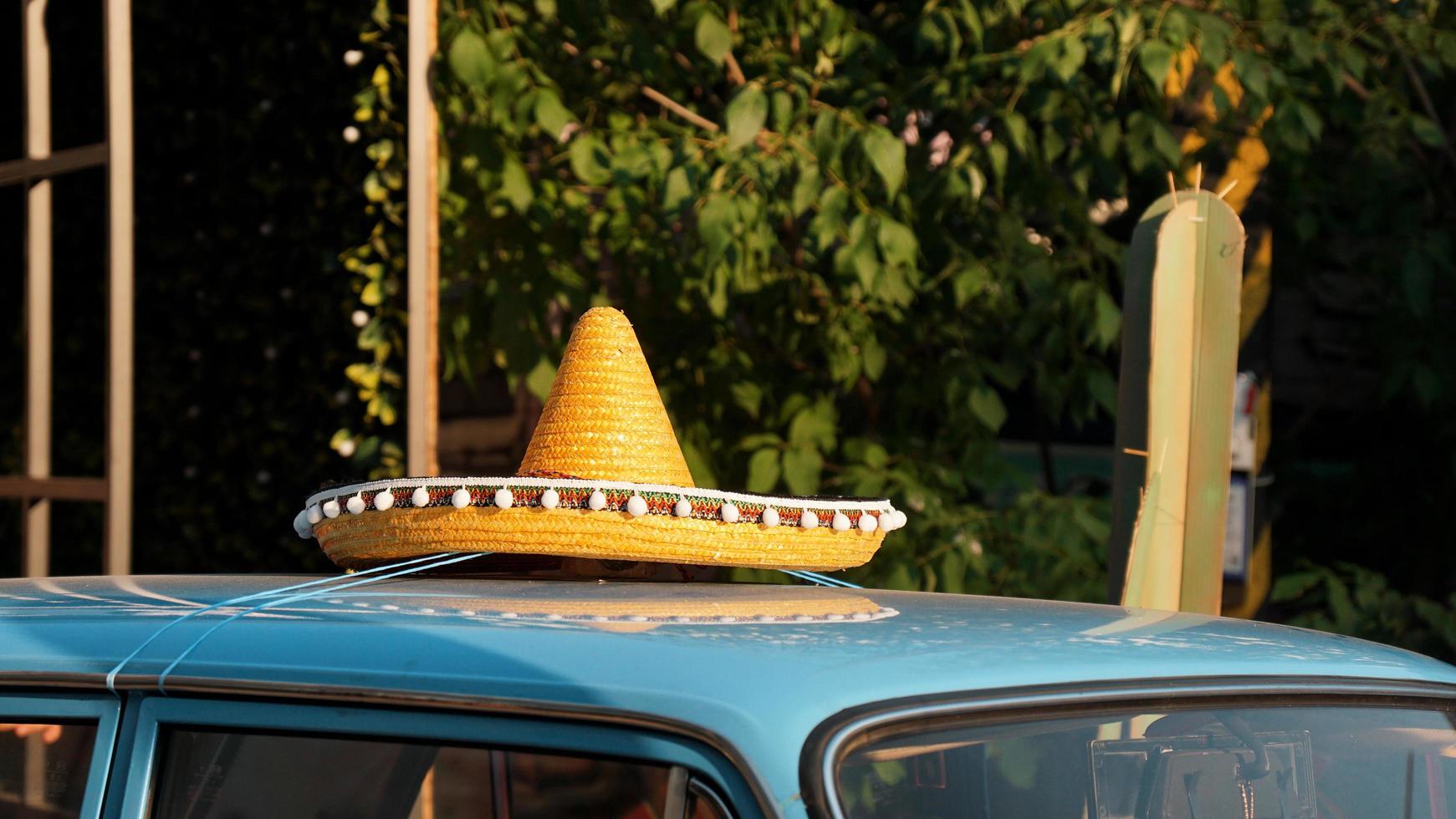 dak van retro auto. Mexicaanse hoed op het dak van de auto foto