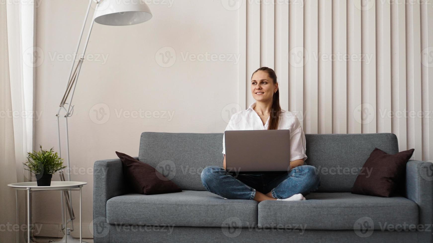 vrouw die op laptop werkt vanuit huis of student foto