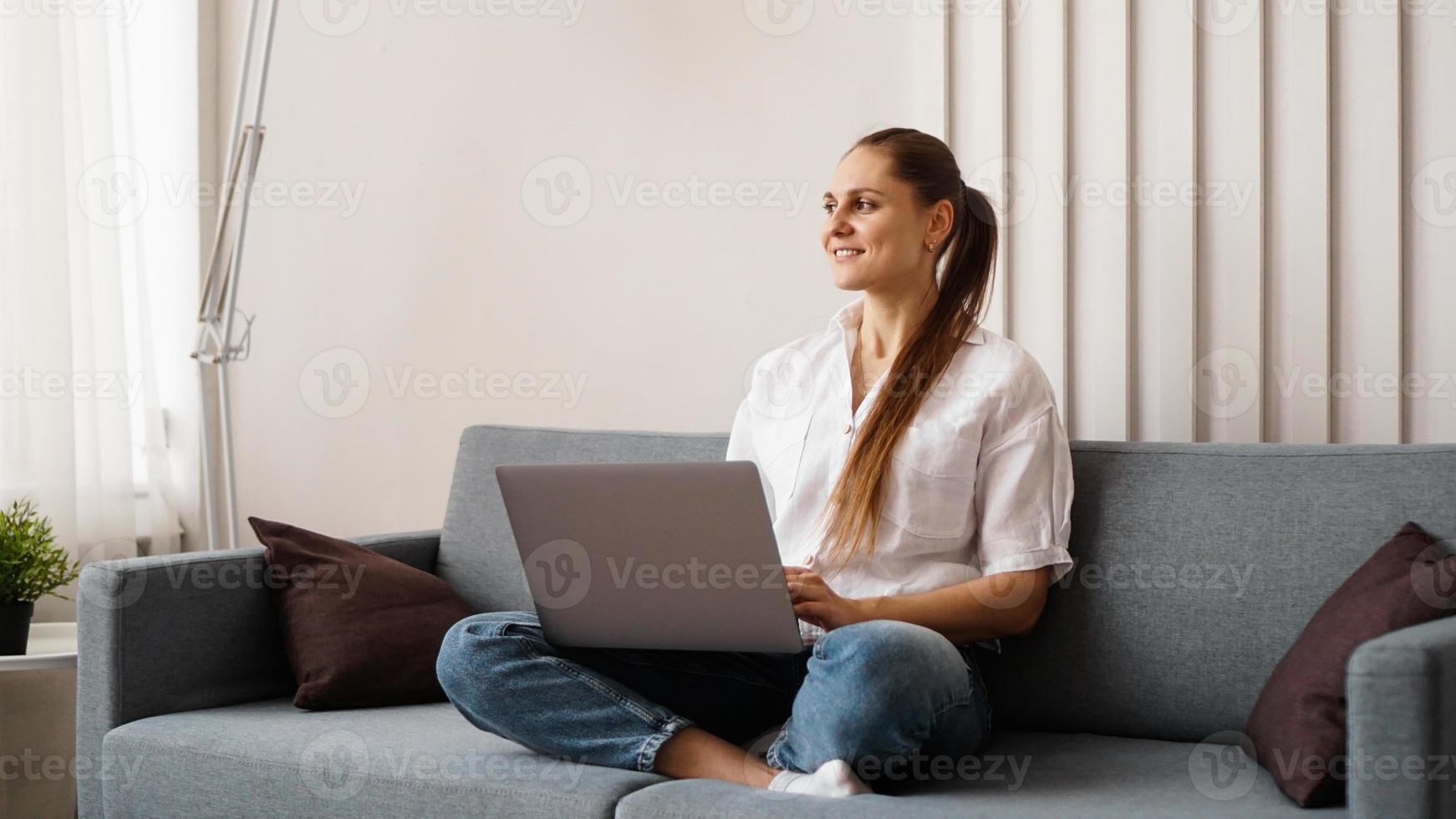 vrouw die op laptop werkt vanuit huis of student foto