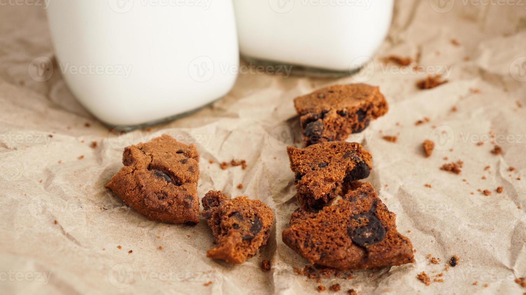 verse melk in een fles en kruimels van chocolade foto