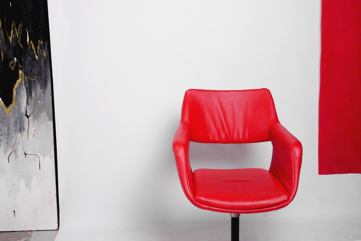 moderne rode fauteuil op een witte achtergrond in studio foto