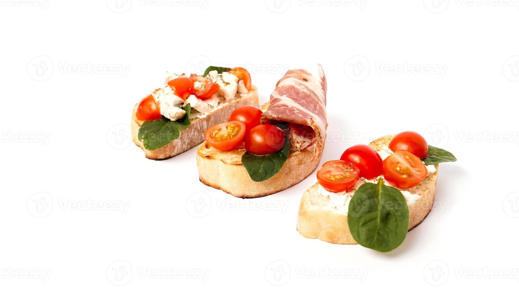 drie bruschetta op een ciabatta op een wit bord foto