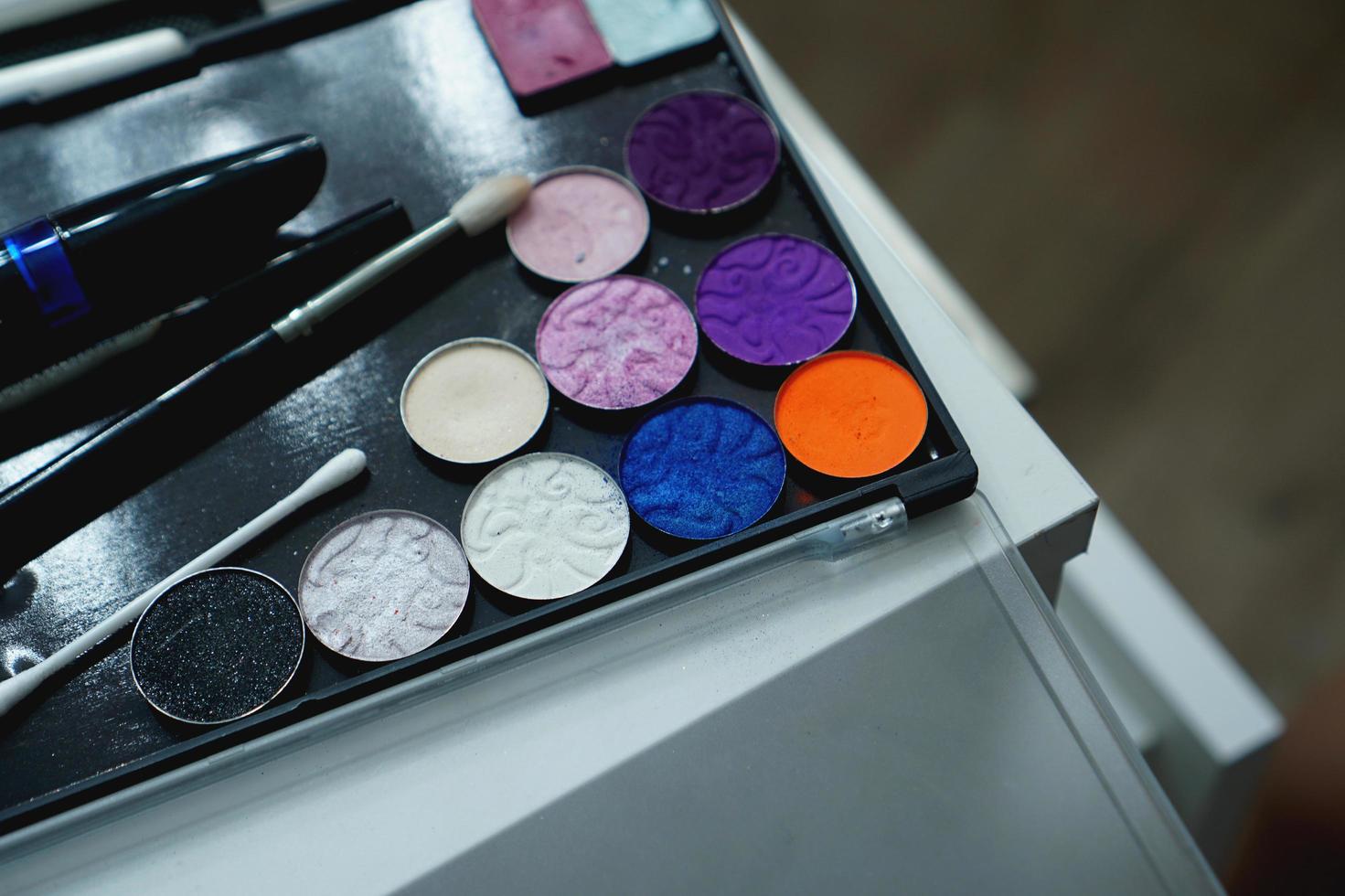 palet van schaduwen voor make-up op een onscherpe achtergrond, close-up foto
