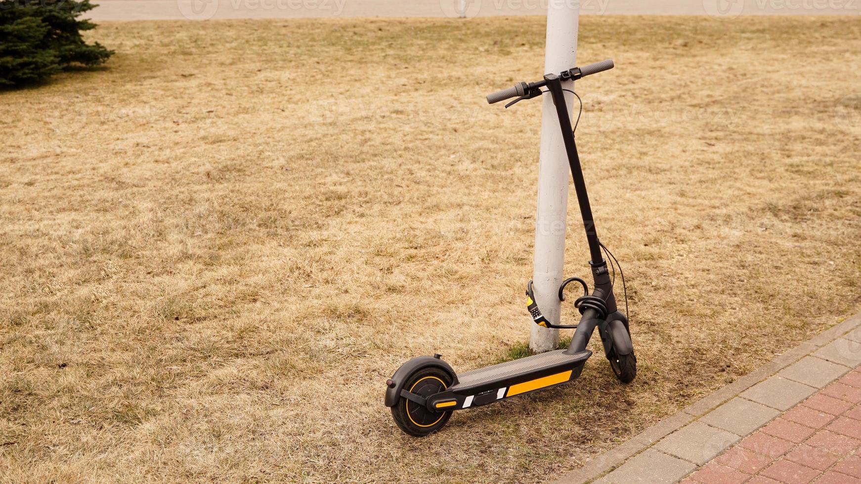 elektrische scooter met een cijferslot. diefstalbeveiliging foto