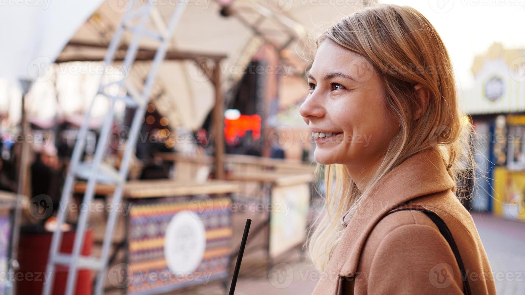 portret van een jonge vrouw in de stad. stadsvoedsel foto