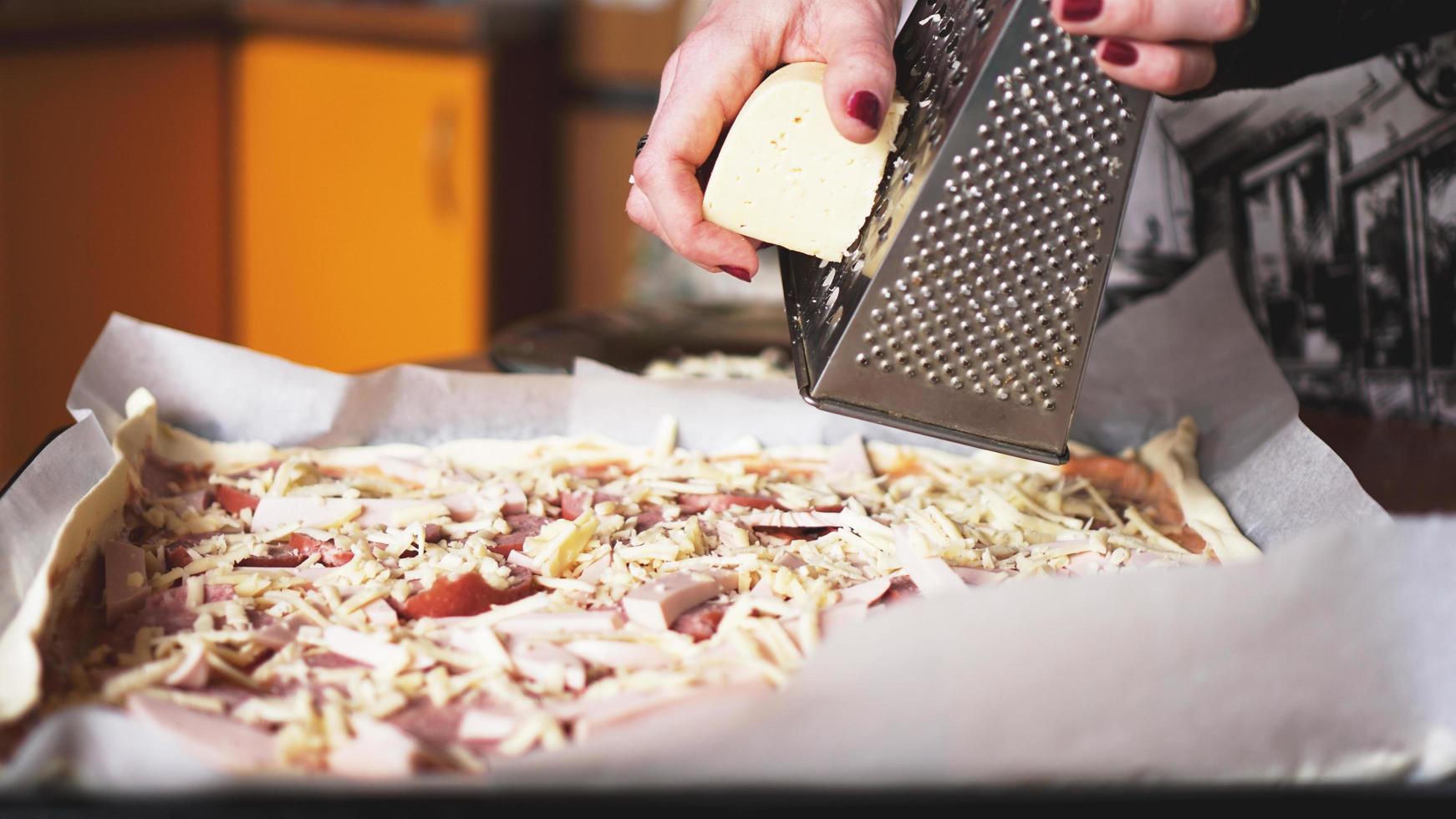 close-up hand van chef-kok die zelfgemaakte pizza maakt foto