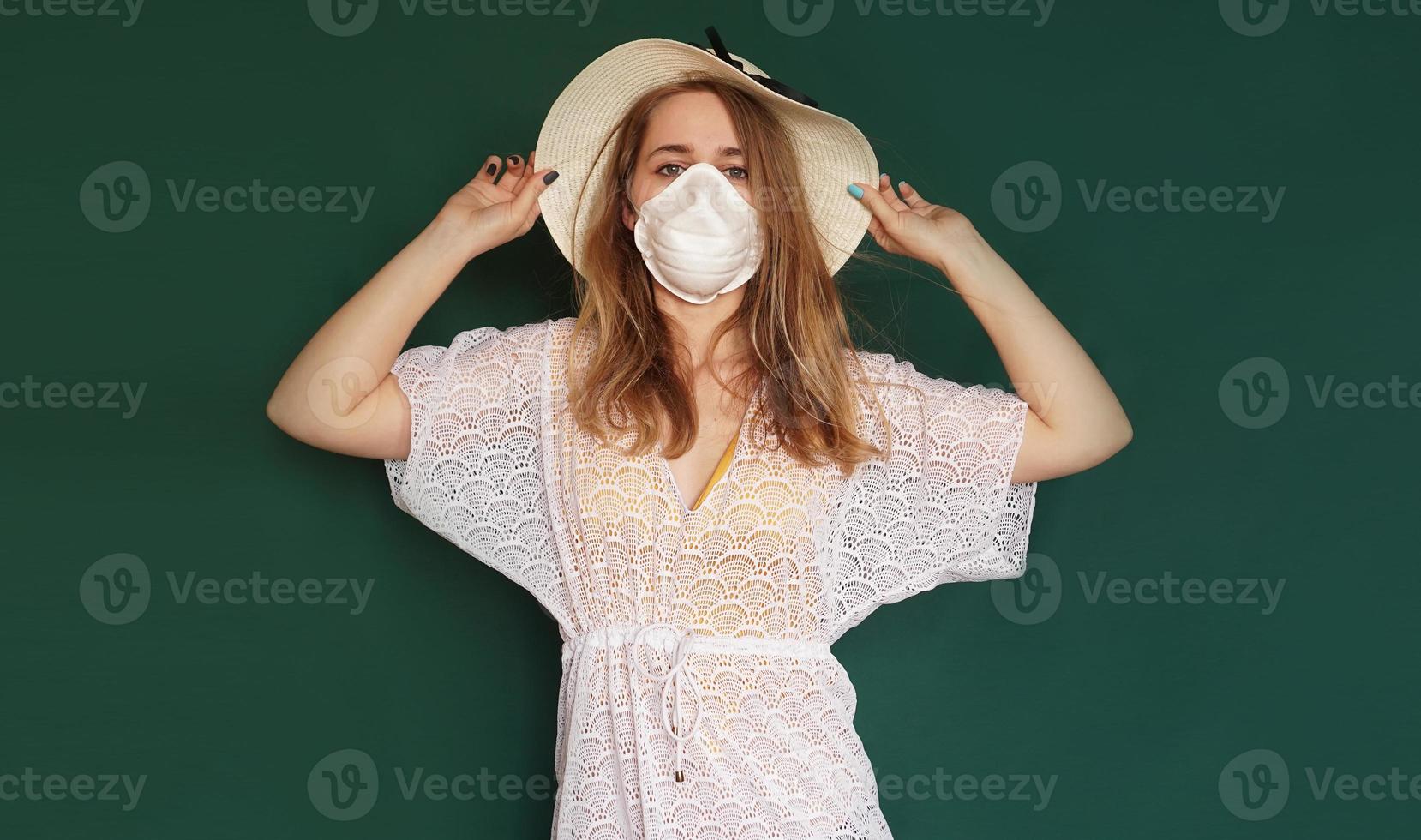 mooi meisje met medisch masker op het gezicht. coronavirus foto