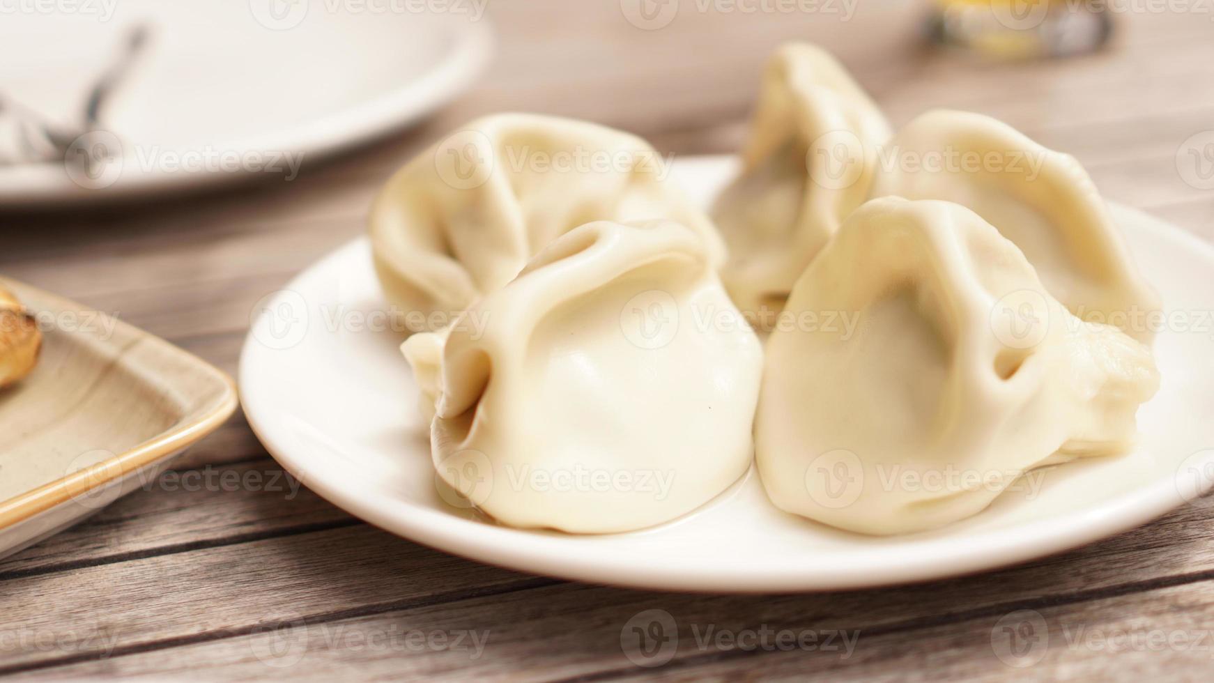 Georgische dumplings khinkali met vlees op plaat close-up foto