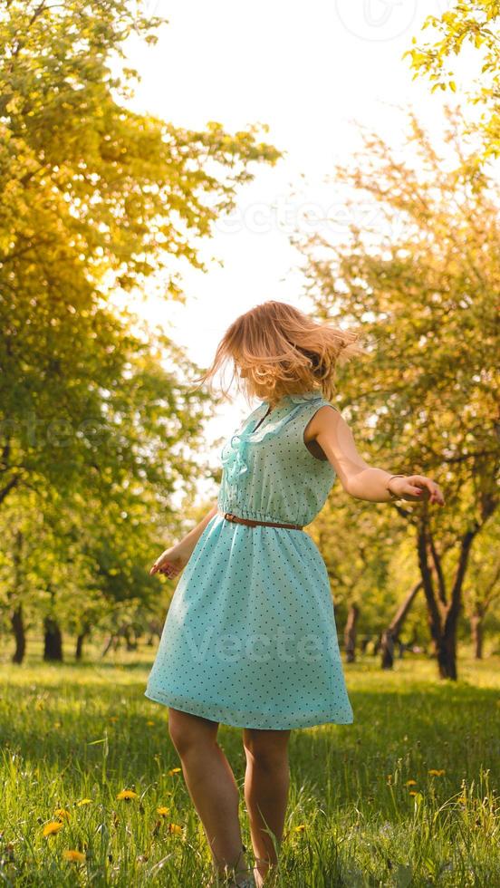 lente meisje genieten van de natuur. mooie jonge vrouw buitenshuis foto