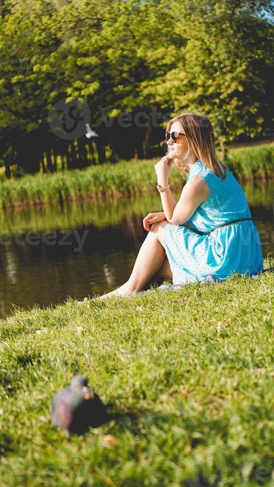 jonge vrouw in zonnige tuin. buiten zomerdag. vrijheidsconcept foto