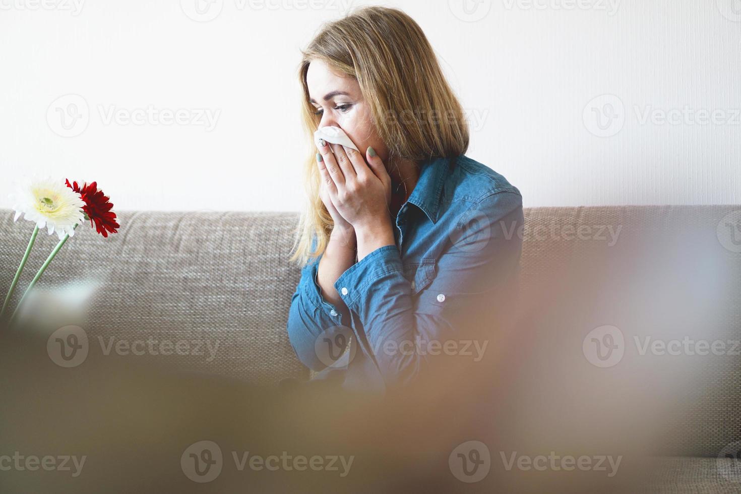 lentekou of allergieën. aantrekkelijk meisje is allergisch voor bloemen foto