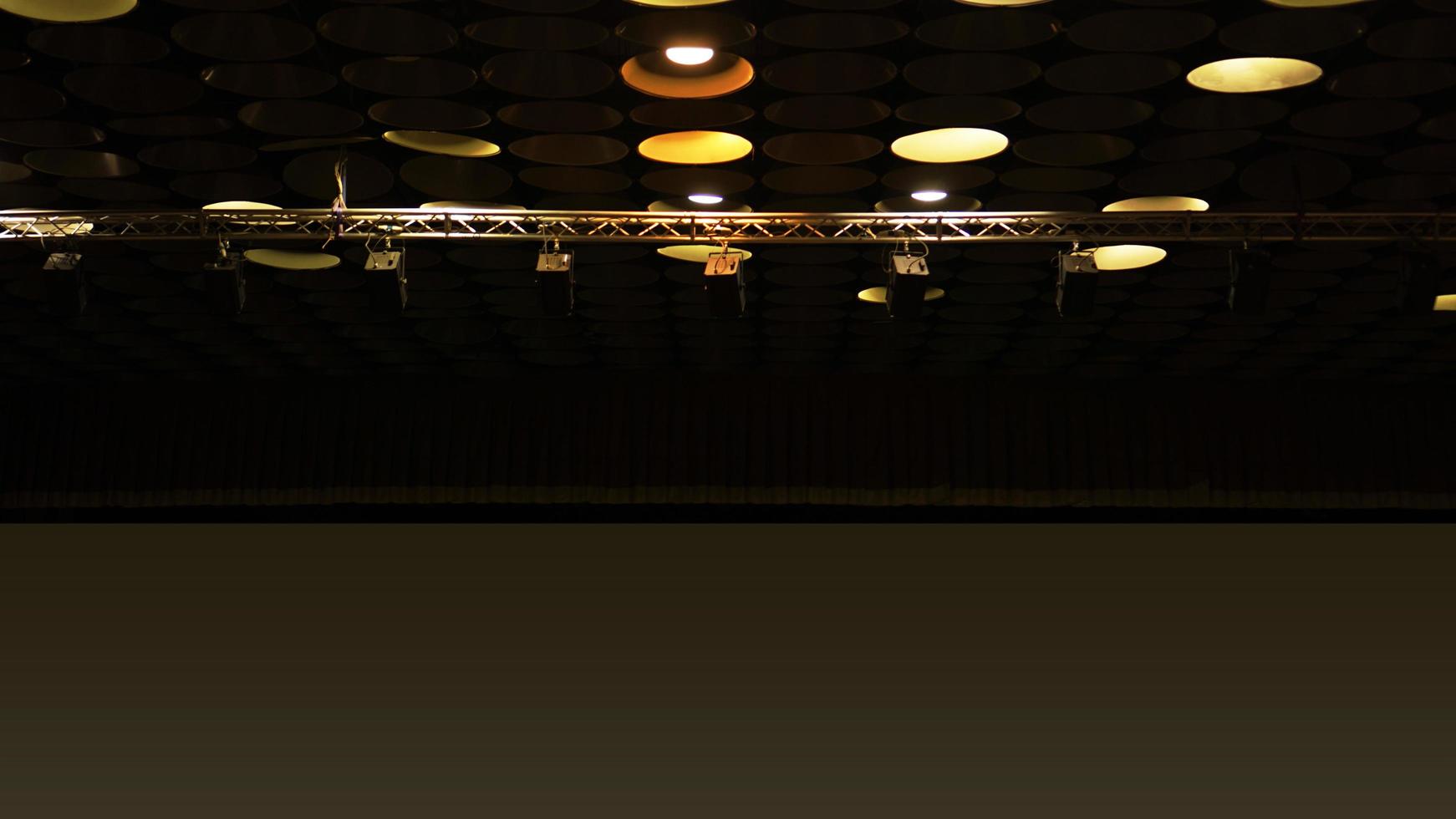 spotlichten in bioscoopzaal aan plafond foto