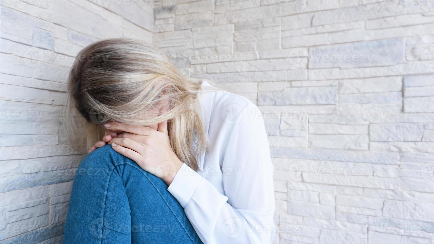 verdrietige of depressieve jonge mooie vrouw foto