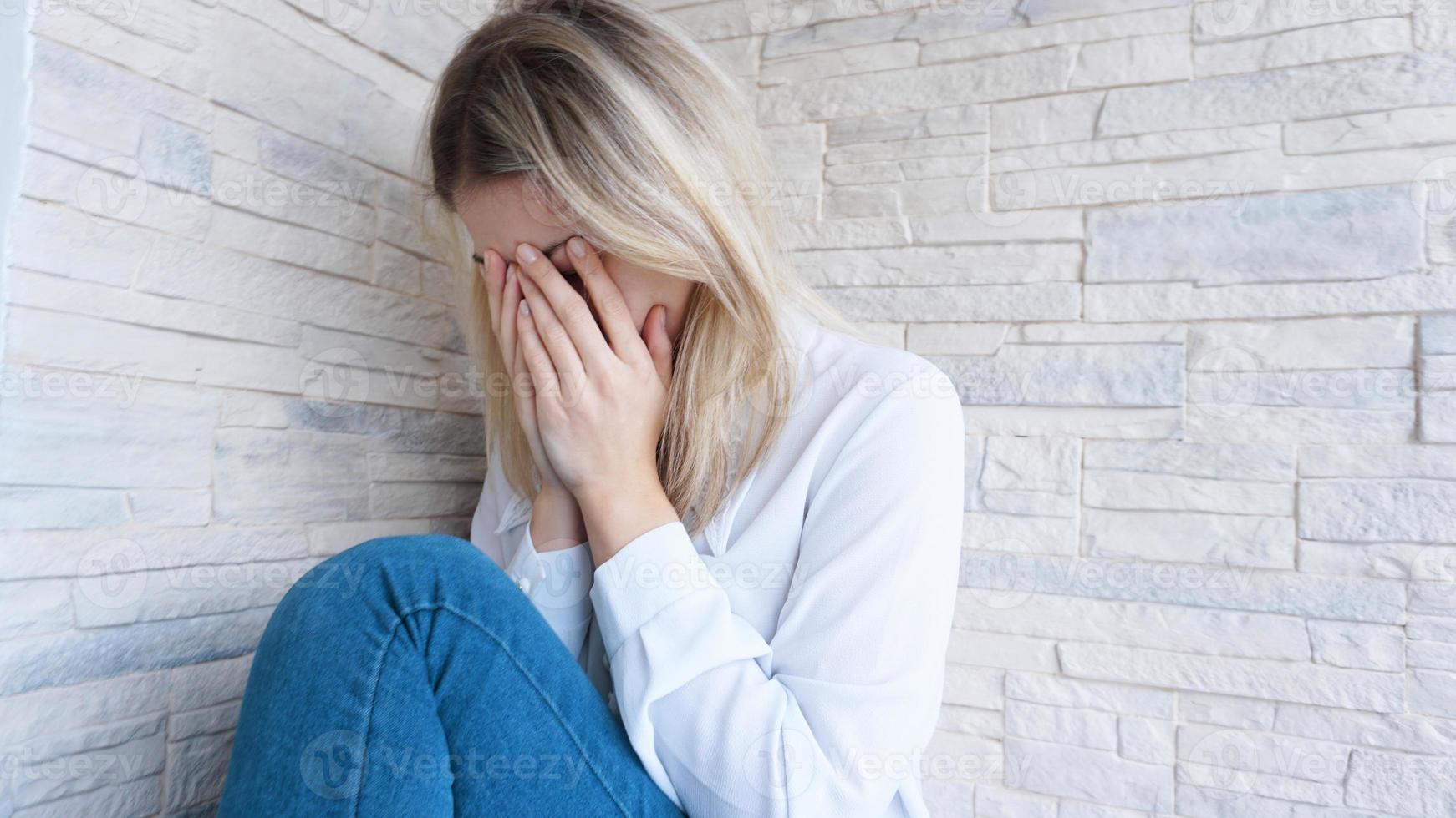 verdrietige of depressieve jonge mooie vrouw foto