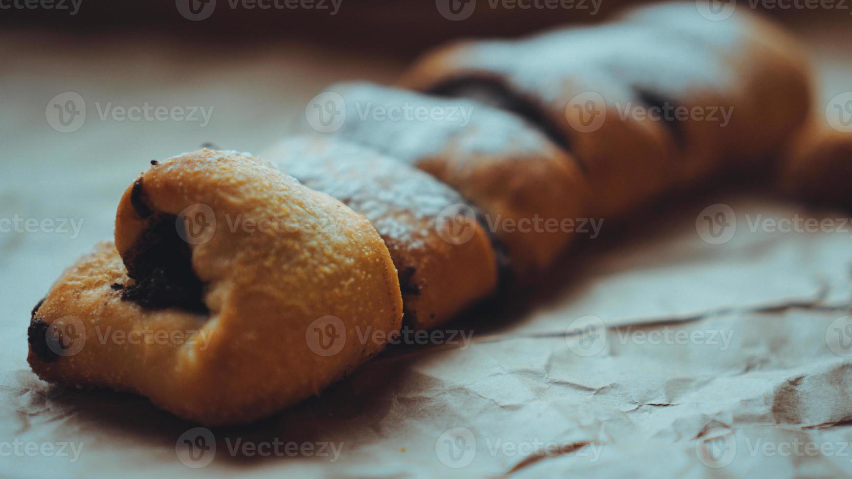 chocoladebroodjes bestrooid met poedersuiker foto