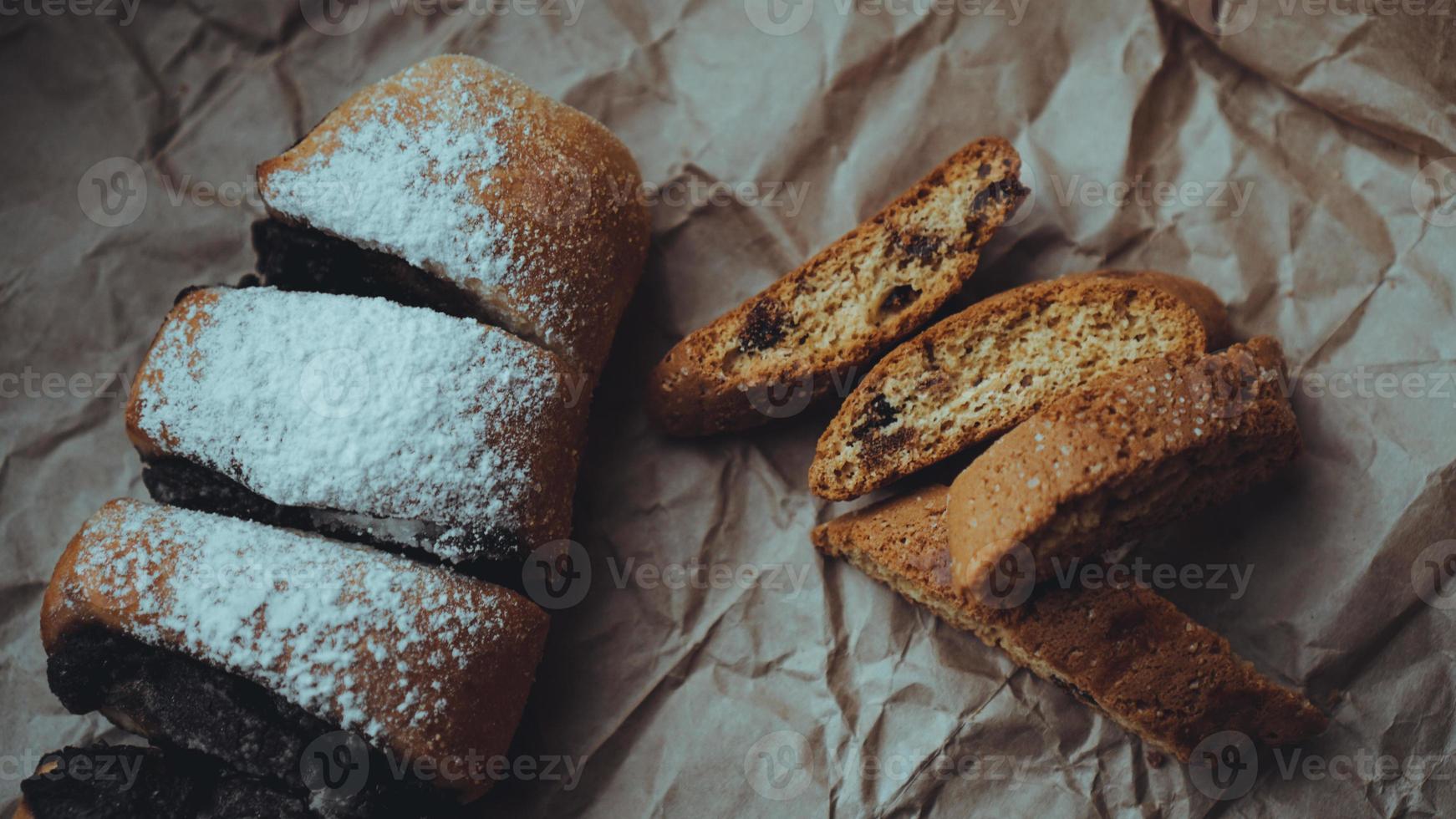 chocoladebroodjes bestrooid met poedersuiker foto