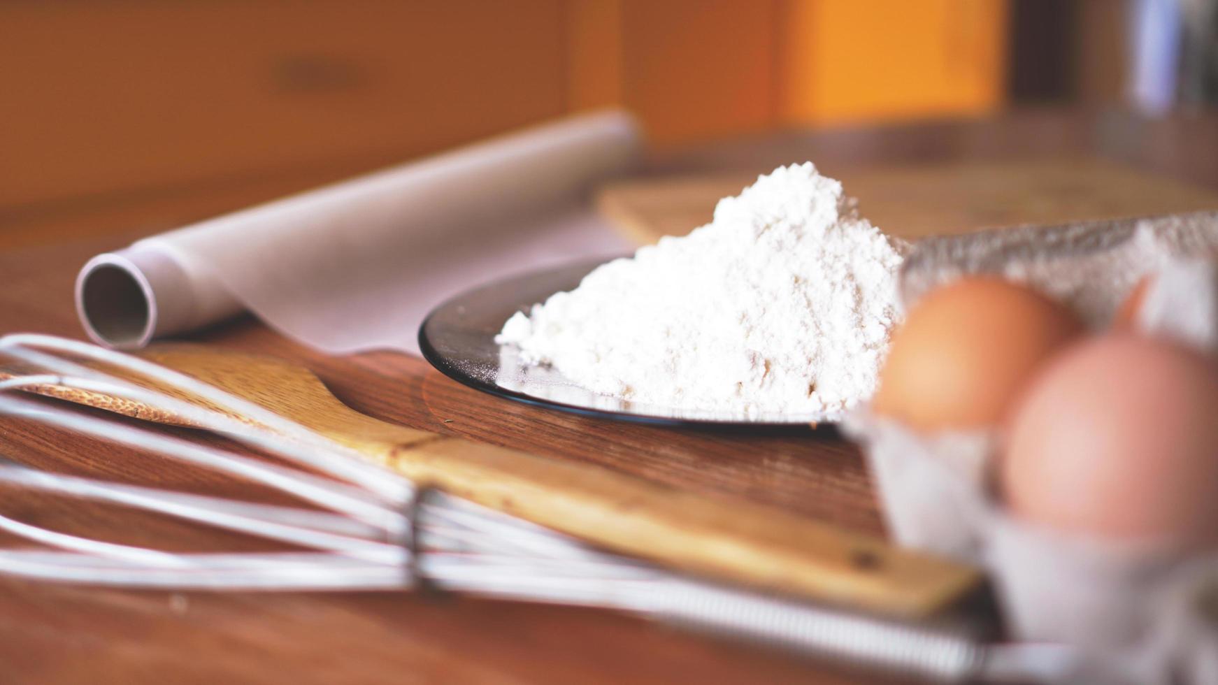 ingrediënten voor het bakken van zelfgebakken brood. eieren foto