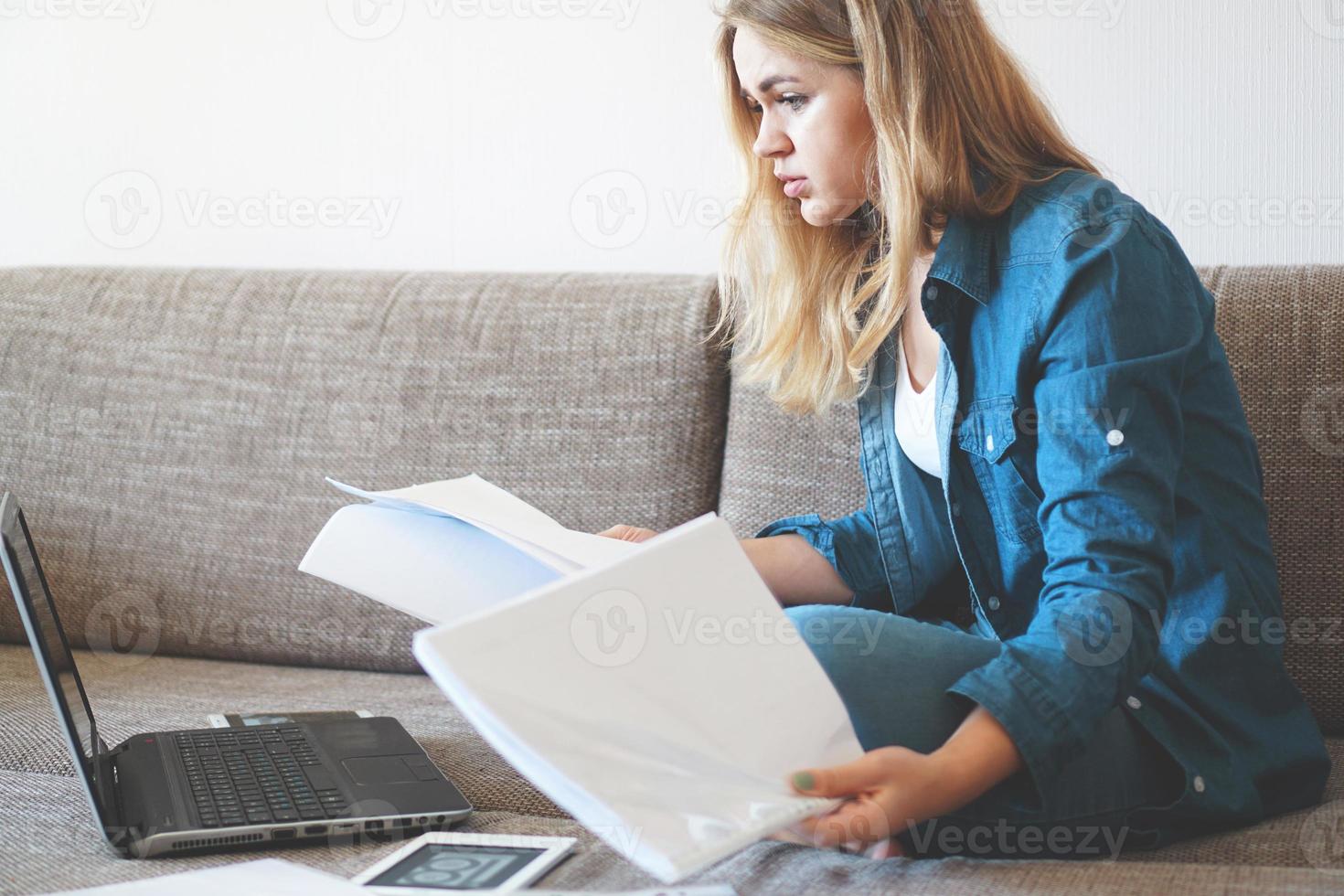 serieuze vrouw gericht op het vinden van informatie op papier foto