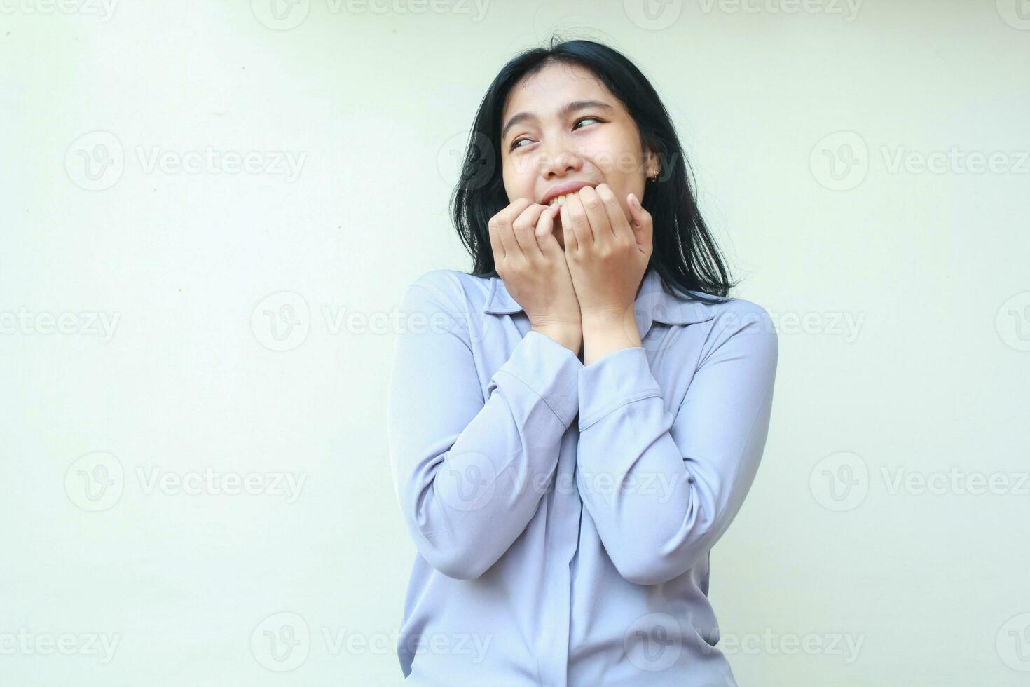 portret van verlegen Aziatisch jong bedrijf vrouw gevoel in verlegenheid gebracht aan het bedekken haar gezicht met hand- kijken weg, slijtage formeel shir geïsoleerd Aan wit achtergrond foto