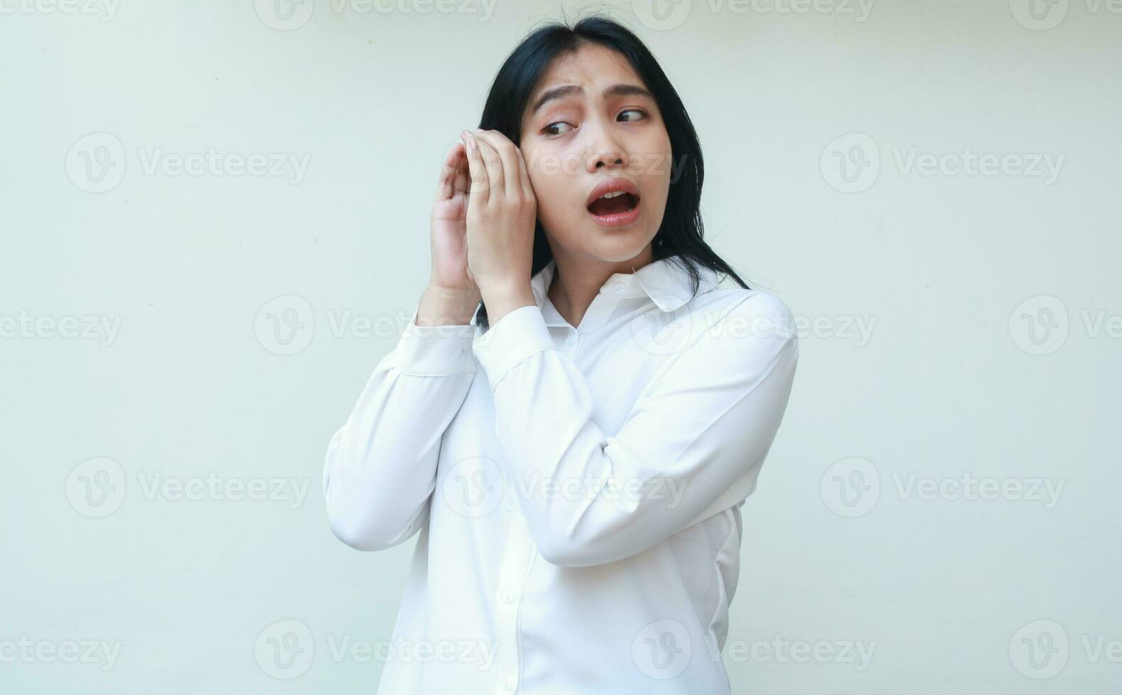 portret van geschokt verdrietig Aziatisch jong bedrijf vrouw slijtage wit overhemd poseren horen stem, dakrand roddel met Open mond Wauw uitdrukking op zoek weg staand over- geïsoleerd achtergrond foto