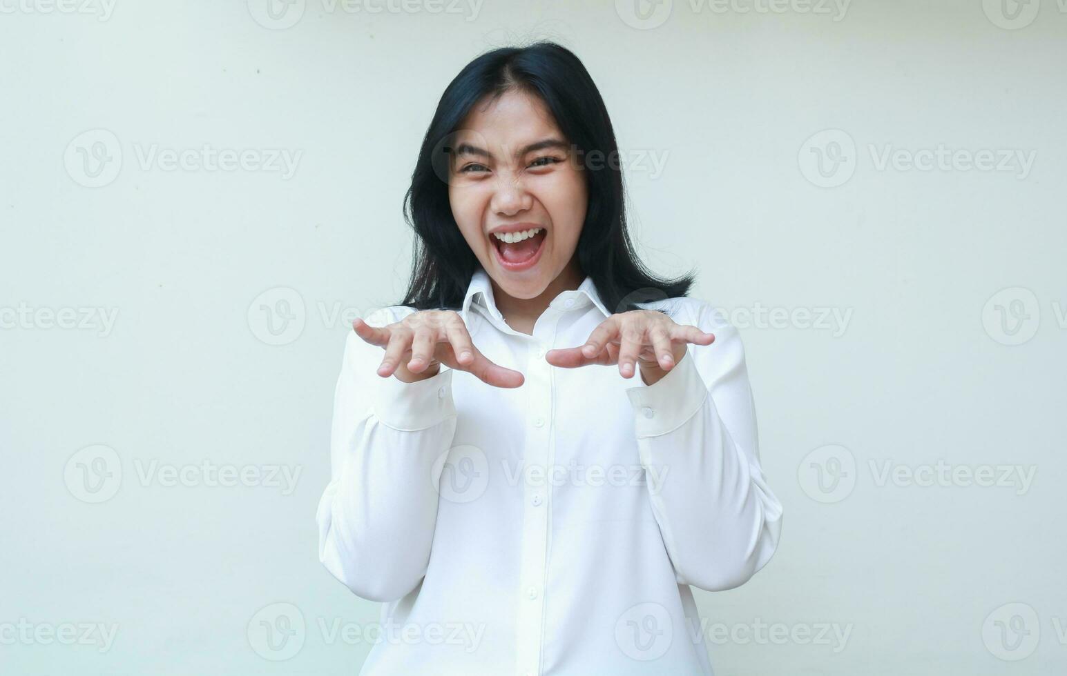 speels opgewonden Aziatisch jong bedrijf vrouw tonen haar vingers nagel vooruit op zoek Bij camera schreeuwen tevreden vervelend wit formeel pak overhemd staand vertrouwen over- geïsoleerd achtergrond foto