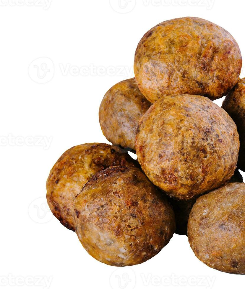 falafel ballen van gekruid kikkererwten Aan geïsoleerd Aan wit foto