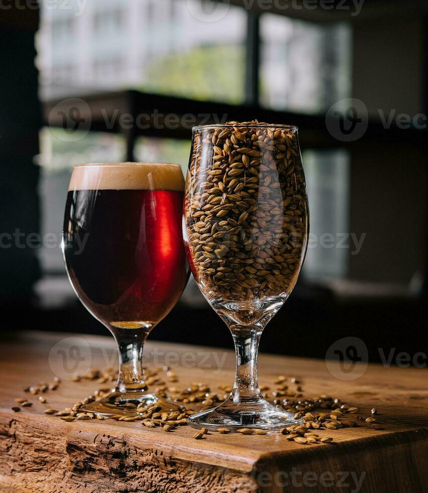 vers donker bier met een glas van tarwe foto